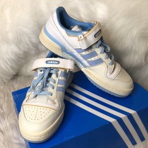 Adidas Originals Forum Low Men’s 8 white and Powder Blue Leather Sneakers